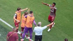 Jhon Arias comemorando gol com seus companheiros de Fluminense. (Photo by Al Bello/Getty Images)