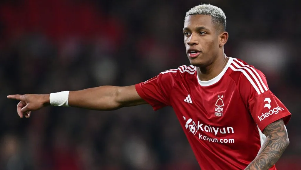 Danilo, cria do Palmeiras, em partida pelo Nottingham Forest. (Photo by Gareth Copley/Getty Images)