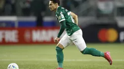 Raphael Veiga em ação pelo Palmeiras. Ele disputa vaga com Maurício no meio do clube. (Photo by Miguel Schincariol/Getty Images)