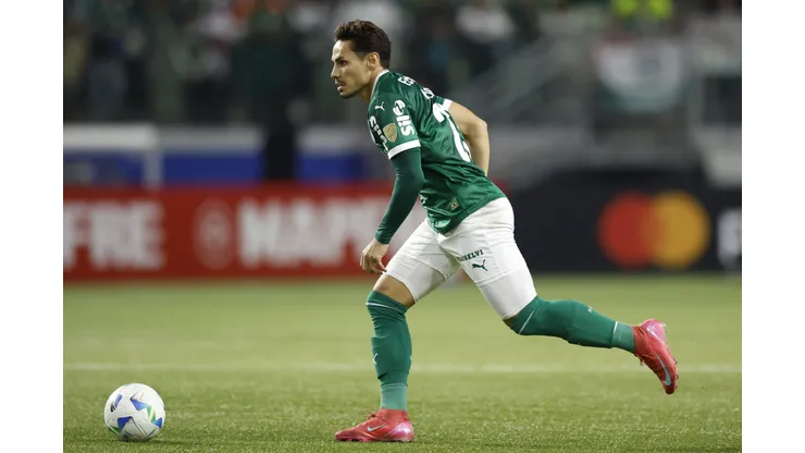 Raphael Veiga em ação pelo Palmeiras. Ele disputa vaga com Maurício no meio do clube. (Photo by Miguel Schincariol/Getty Images)
