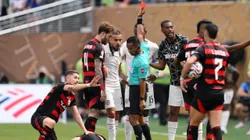 Nicolas Jackson acabou sendo expulso por lance forte em Luiz Araújo, do Flamengo.