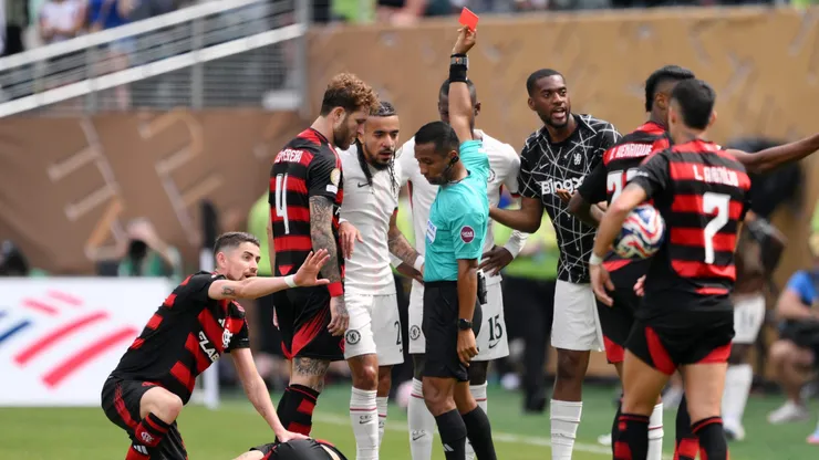 Nicolas Jackson acabou sendo expulso por lance forte em Luiz Araújo, do Flamengo.