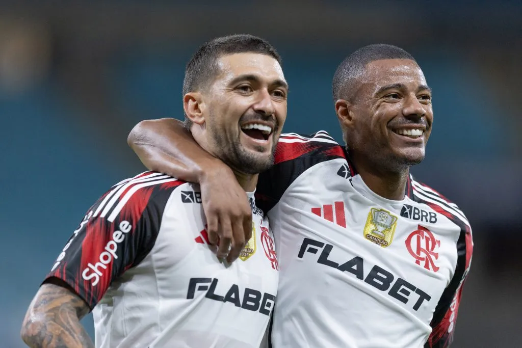 RS – PORTO ALEGRE – 13/04/2025 – BRASILEIRO A 2025, GREMIO X FLAMENGO – Giogian De Arrascaeta jogador do Flamengo comemora seu gol com  jogador da sua equipe durante partida contra o Gremio no estadio Arena do Gremio pelo campeonato Brasileiro A 2025. Foto: Liamara Polli/AGIF