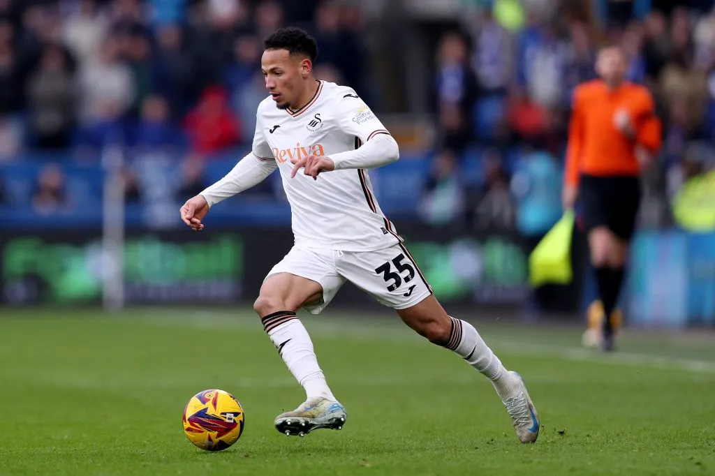CARDIFF, WALES – JANUARY 18: Ronald of Swansea City runs with the ball during the Sky Bet Championship match between Cardiff City FC and Swansea City AFC at Cardiff City Stadium on January 18, 2025 in Cardiff, Wales. (Photo by Ryan Hiscott/Getty Images)