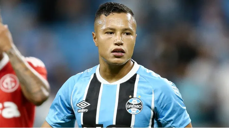 Grêmio espera aval de Mano para negociar multa e ter Marlon contra o Cruzeiro