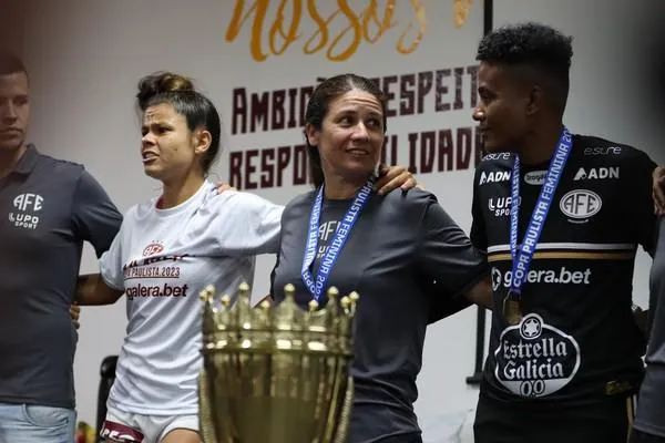Jéssica de Lima, ex-técnica da Ferroviária, e a goleira Luciana. Foto: Cárlia Covas/Ferroviária SAF