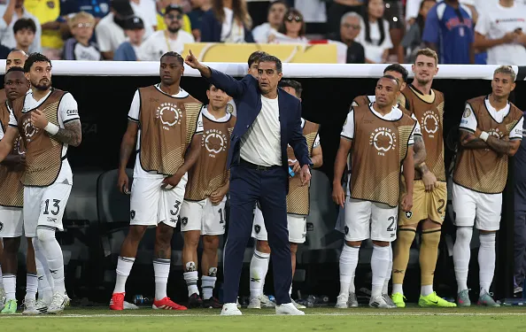 Renato Paiva, treinador do Botafogo deve ajustar a escalação para o duelo contra o Atletico de Madrid nesta segunda-feira no Rose Bowl, em Pasadena, California. Foto: Stu Forster/Getty Images