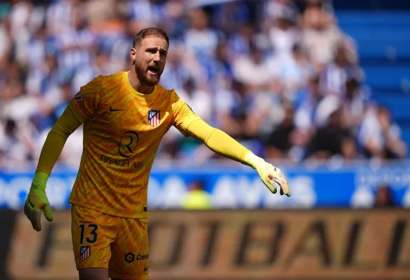 Jan Oblak do Atletico de Madrid dá instruções para o time durante partida pela LaLiga na Espanha. Foto: Juan Manuel Serrano Arce/Getty Images