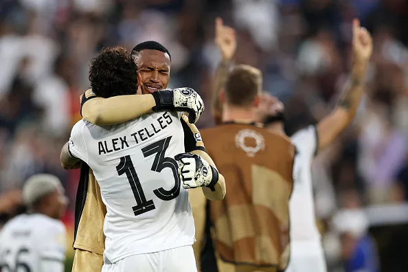 John, goleiro do Botafogo comemora vitória do time sobre o PSG com Alex Telles no Mundial de Clubes. Foto: Stu Forster/Getty Images