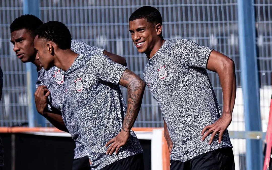 Joao Vitor, comera volta aos treinos com os companheiros da base do Corinthians após trauma muscular grave. Foto: Divulgação redes sociais/joao.vitor___07