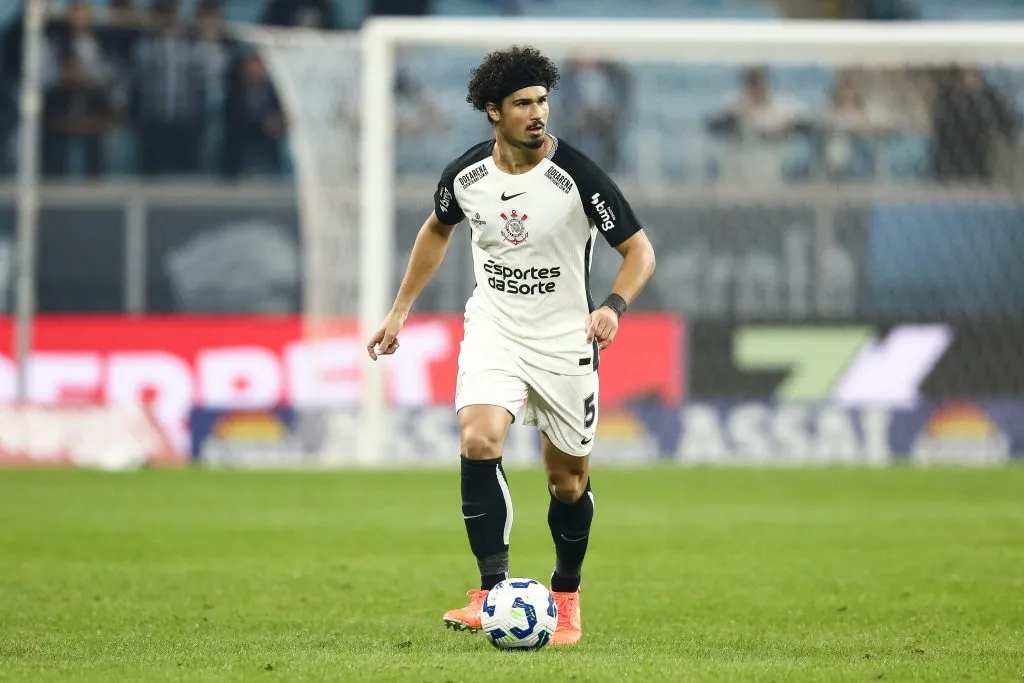 PORTO ALEGRE, BRAZIL – JUNE 12: Andre Ramalho of Corinthians controls the ball during the match between Gremio and Corinthians as part of Brasileirao 2025 at Arena do Gremio on June 12, 2025 in Porto Alegre, Brazil. (Photo by Pedro H. Tesch/Getty Images)