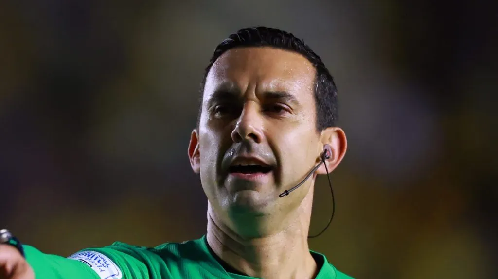 Foto: Hector Vivas/Getty Images – Cesar Arturo Ramos apita o jogo do Botafogo pelo Super Mundial.