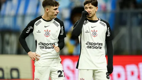 PORTO ALEGRE, BRAZIL - JUNE 12: Breno Bidon and Rodrigo Garro of Corinthians speak during the match between Gremio and Corinthians as part of Brasileirao 2025 at Arena do Gremio on June 12, 2025 in Porto Alegre, Brazil. (Photo by Pedro H. Tesch/Getty Images)
