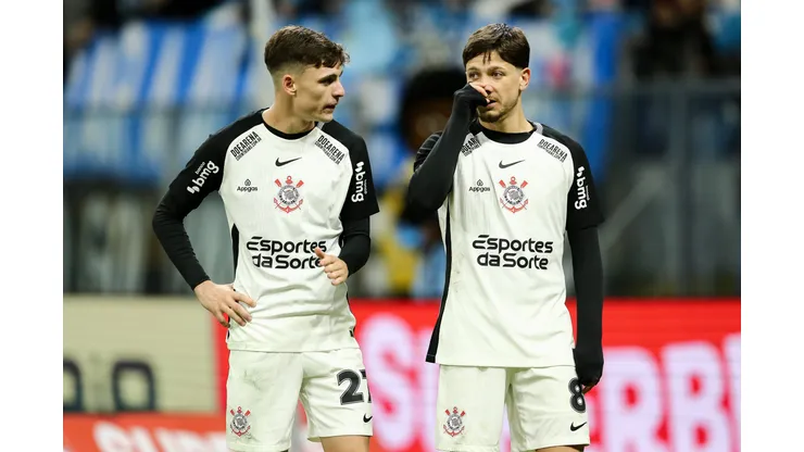 PORTO ALEGRE, BRAZIL - JUNE 12: Breno Bidon and Rodrigo Garro of Corinthians speak during the match between Gremio and Corinthians as part of Brasileirao 2025 at Arena do Gremio on June 12, 2025 in Porto Alegre, Brazil. (Photo by Pedro H. Tesch/Getty Images)