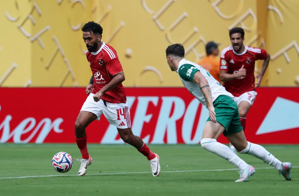 EAST RUTHERFORD, NEW JERSEY – JUNE 19: Hussein Elshahat #14 of Al Ahly FC runs with the ball under pressure from Emiliano Martinez #32 of Palmeiras during the FIFA Club World Cup 2025 group A match between SE Palmeiras and Al Ahly SC at MetLife Stadium on June 19, 2025 in East Rutherford, New Jersey. (Photo by Al Bello/Getty Images)