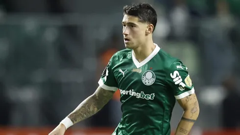 SAO PAULO, BRAZIL - MAY 15: Emiliano Martinez of Palmeiras controls the ball during a Copa CONMEBOL Libertadores 2025 Group G match between Palmeiras and Bolivar at Allianz Parque on May 15, 2025 in Sao Paulo, Brazil. (Photo by Miguel Schincariol/Getty Images)