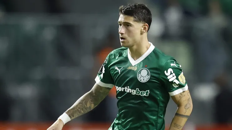 SAO PAULO, BRAZIL - MAY 15: Emiliano Martinez of Palmeiras controls the ball during a Copa CONMEBOL Libertadores 2025 Group G match between Palmeiras and Bolivar at Allianz Parque on May 15, 2025 in Sao Paulo, Brazil. (Photo by Miguel Schincariol/Getty Images)