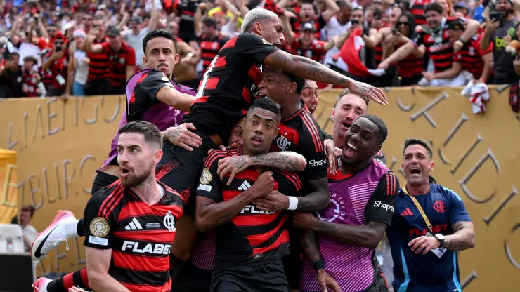 Equipe do Flamengo comemorando gol contra o Chelsea (Photo by David Ramos/Getty Images)