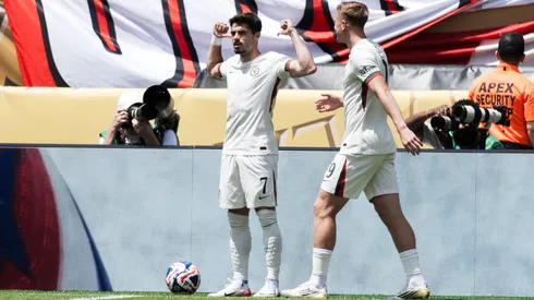 Pedro Neto mostra camisa para torcedores Rubro-Negros. Foto: Nicolò Campo / Alamy Stock Photo