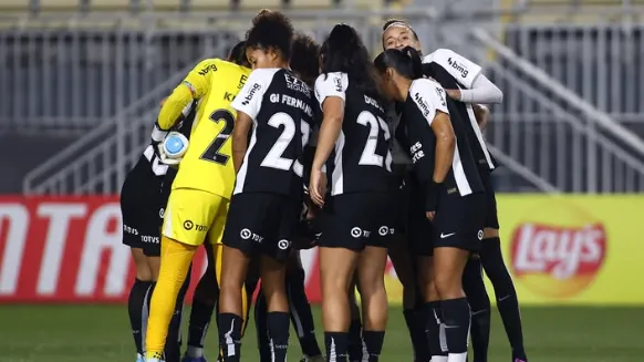 Jogadoras do time feminino do Corinthians no clássico contra o São Paulo