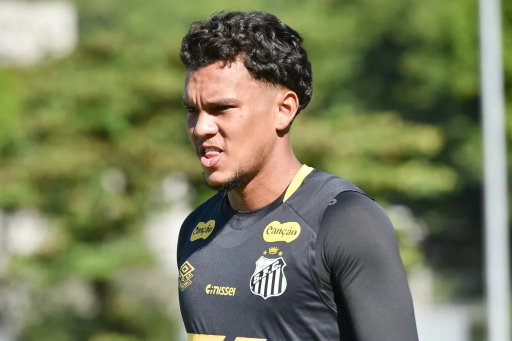 SP – SANTOS – 15/05/2025 – SANTOS, TREINO – Gabriel Veron, jogador do Santos durante treino no Centro de Treinamento CT Rei Pele. Foto: Jota Erre/AGIF