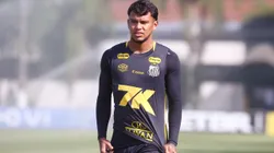 SP - SANTOS - 07/05/2025 - SANTOS, TREINO - Gabriel Veron jogador do Santos durante treino no Centro de Treinamento CT Rei Pele. Foto: Mauricio De Souza/AGIF
