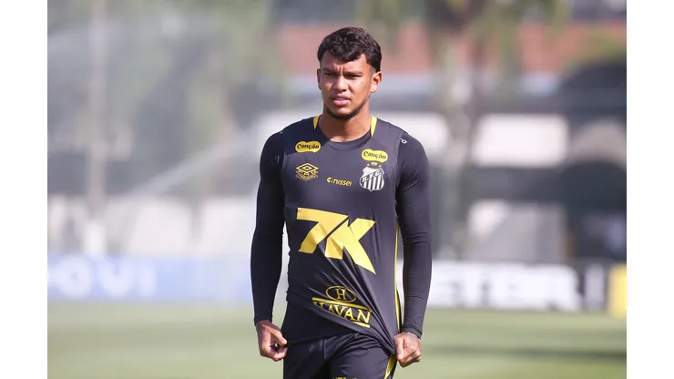 SP - SANTOS - 07/05/2025 - SANTOS, TREINO - Gabriel Veron jogador do Santos durante treino no Centro de Treinamento CT Rei Pele. Foto: Mauricio De Souza/AGIF