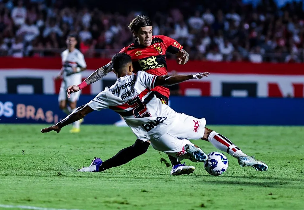 SP – SAO PAULO – 29/03/2025 – BRASILEIRO A 2025, SAO PAULO X SPORT – Igor Vinicius jogador do Sao Paulo disputa lance com Chrystian Barletta jogador do Sport durante partida contra o Sport no estadio Morumbi pelo campeonato Brasileiro A 2025. Foto: Fabio Giannelli/AGIF