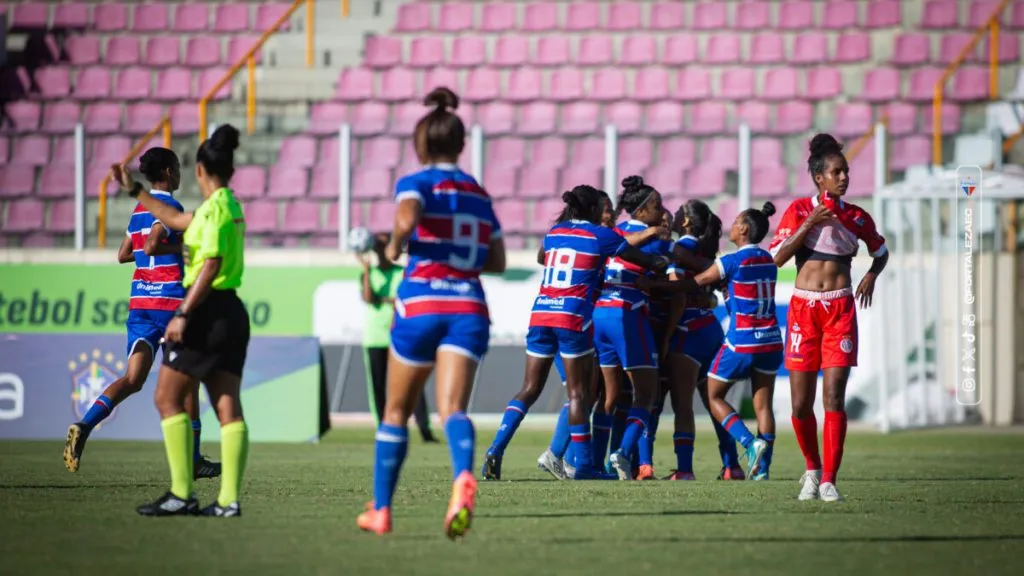 Grupo de jogadoras de futebol feminino do Fortaleza