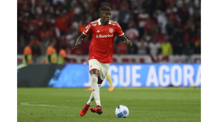 Vitão é punido pelo STJD e fica fora de duas partidas do Internacional (Photo by Fernando Alves/Getty Images)