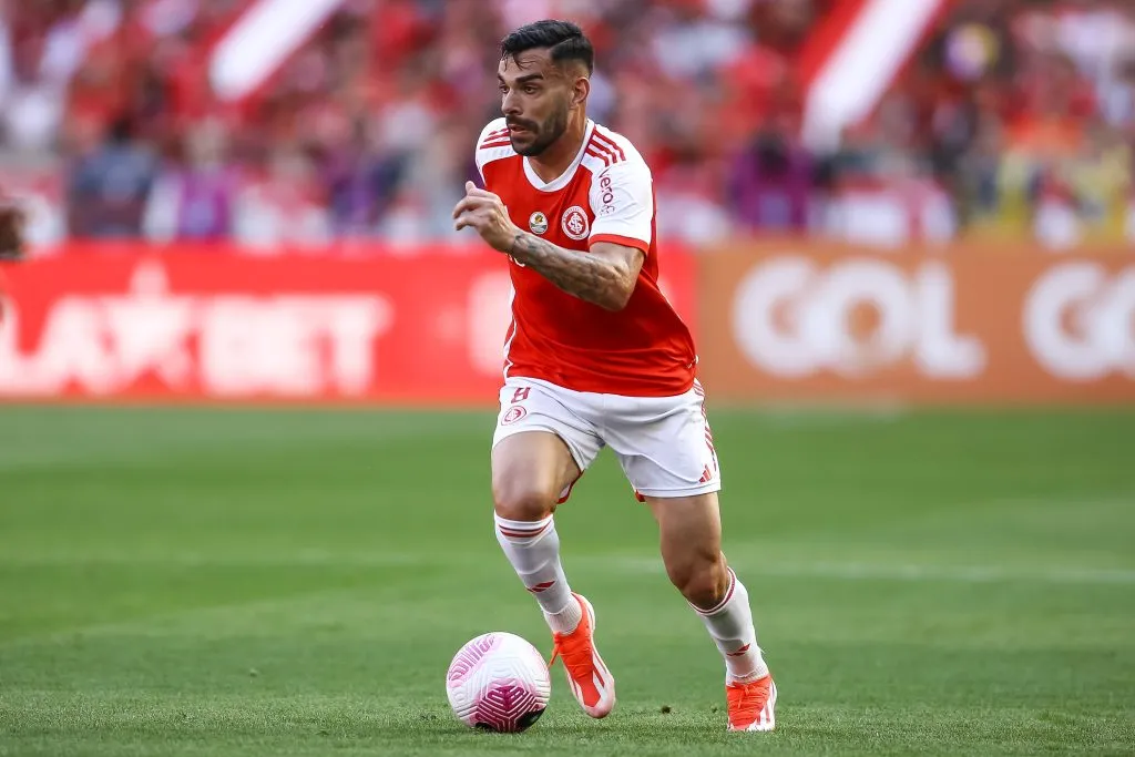 PORTO ALEGRE, BRAZIL – OCTOBER 19: Bruno Henrique of Internacional controls the ball during the match between Internacional and Gremio as part of Brasileirao 2024 at Beira-Rio Stadium on October 19, 2024 in Porto Alegre, Brazil. (Photo by Pedro H. Tesch/Getty Images)