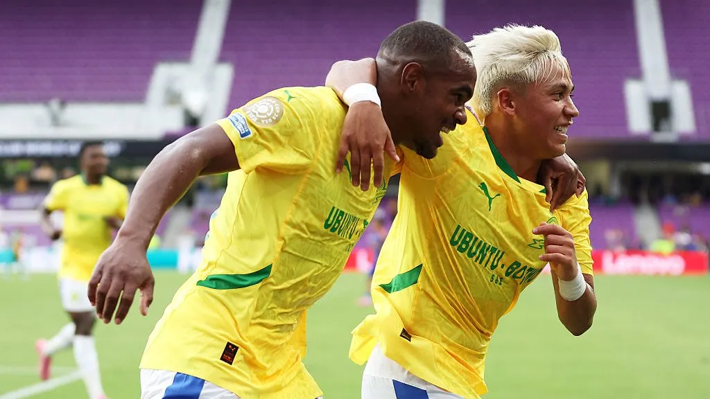Jogadores do Mamelodi Sundowns-AFR comemoram gol marcado na estreia. Foto: Megan Briggs/Getty Images.