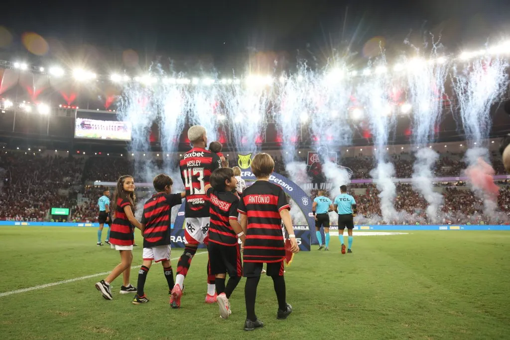 RIO DE JANEIRO, BRAZIL – MAY 18: Wesley of Flamengo enters the pitch before a Brasileirao 2025 match between Flamengo and Botafogo at Maracana Stadium on May 18, 2025 in Rio de Janeiro, Brazil. (Photo by Lucas Figueiredo/Getty Images)
