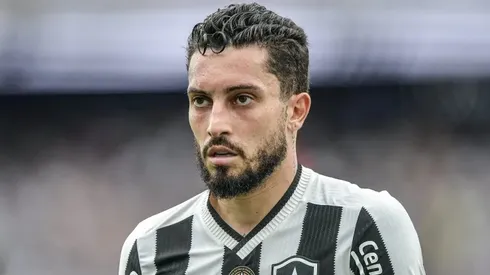 Alex Telles em ação pelo Botafogo - Thiago Ribeiro/AGIF