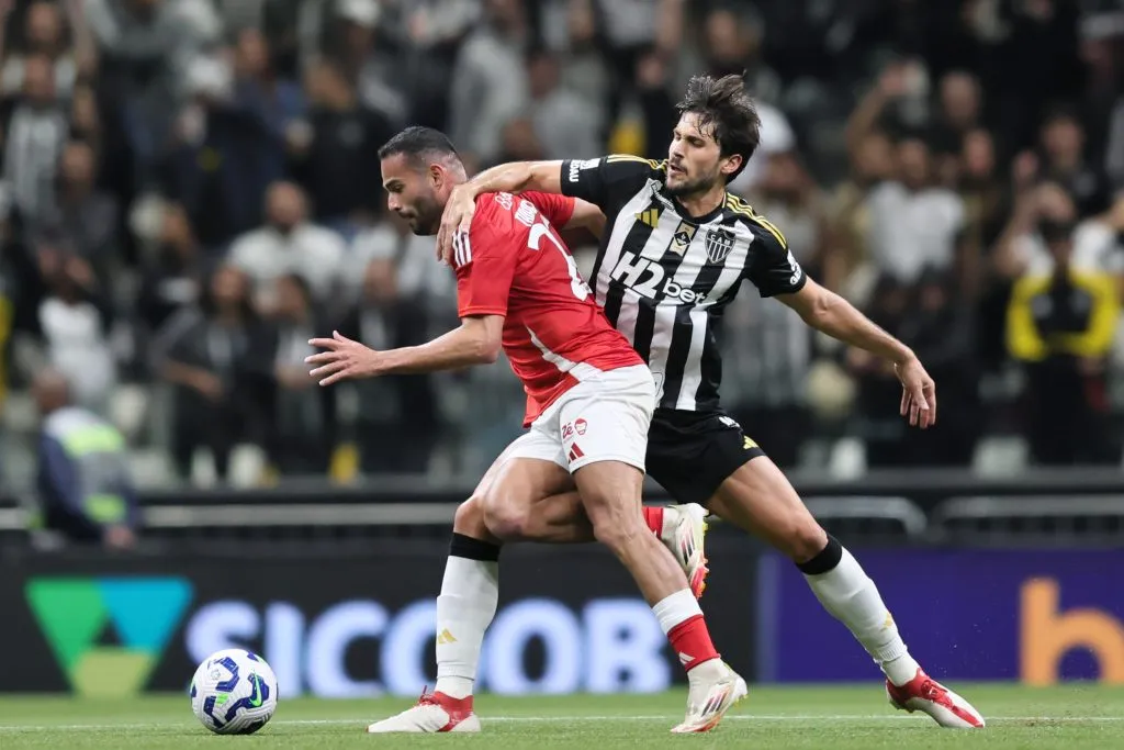 Igor Rabello jogador do Atletico-MG disputa lance com Thiago Maia jogador do Internacional – Foto: Gilson Lobo/AGIF