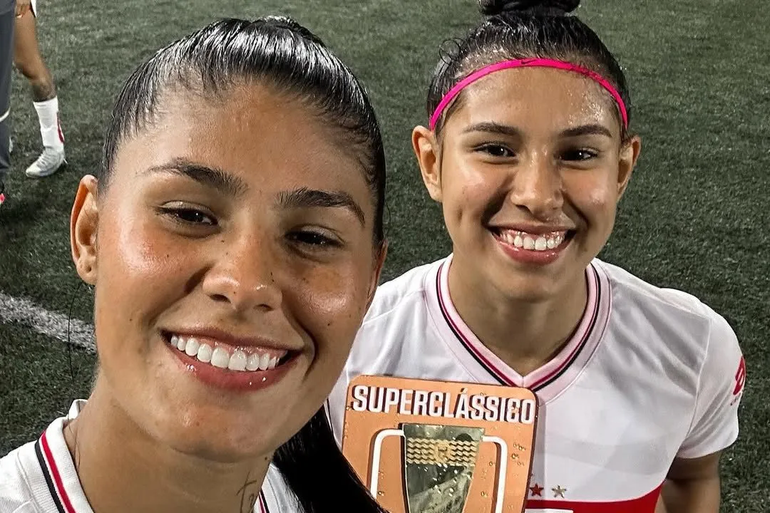 Selfie das craques do jogo com a camisa do São Paulo, Kaká e Vitorinha marcaram os gols da vitória sobre o Corinthians. Foto: Divulgação redes sociais/São Paulo