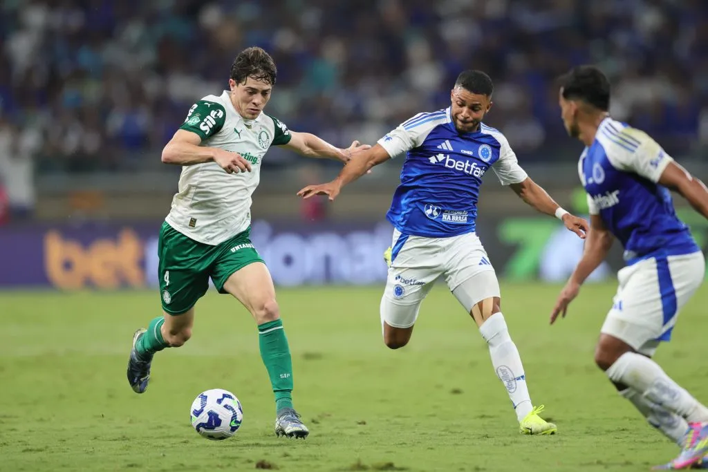Wanderson jogador do Cruzeiro disputa lance com Giay jogador do Palmeiras – Foto: Gilson Lobo/AGIF