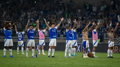 Jogadores do Cruzeiro comemoram vitória ao final da partida contra o Palmeiras - Foto: Fernando Moreno/AGIF
