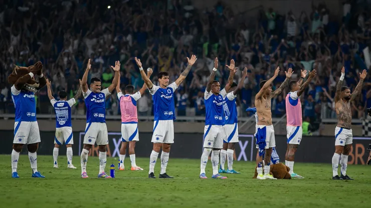 Jogadores do Cruzeiro comemoram vitória ao final da partida contra o Palmeiras - Foto: Fernando Moreno/AGIF