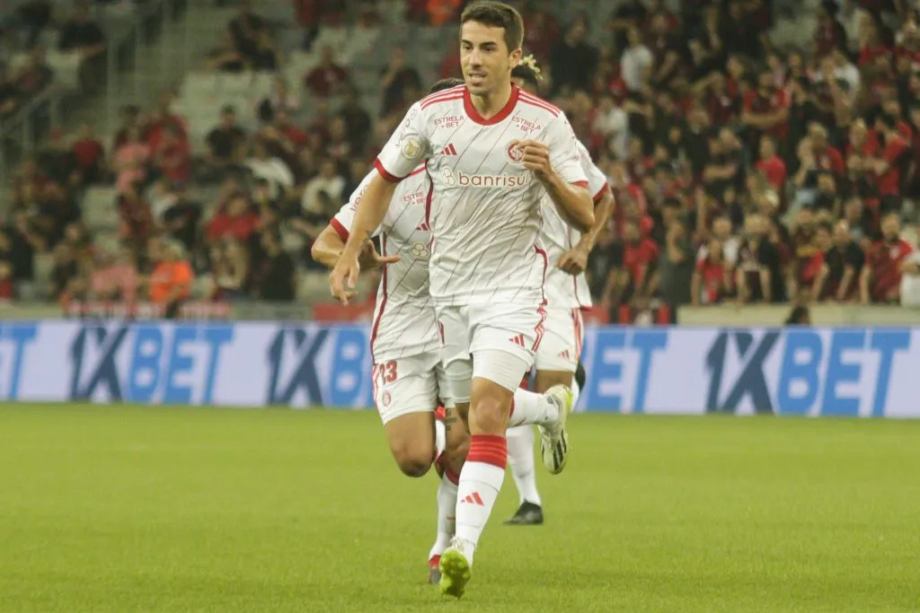 PR – CURITIBA – 21/09/2023 – BRASILEIRO A 2023, ATHLETICO-PR X INTERNACIONAL – Carlos de Pena jogador do Internacional comemora seu gol durante partida contra o Athletico-PR no estadio Arena da Baixada pelo campeonato Brasileiro A 2023. Foto: Gabriel Machado/AGIF