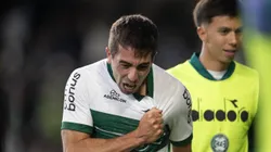 Carlos de Pena jogador do Coritiba comemora seu gol durante partida contra o Avaí no estadio Couto Pereira pelo campeonato Brasileiro B 2025. Foto: Hedeson Alves/AGIF