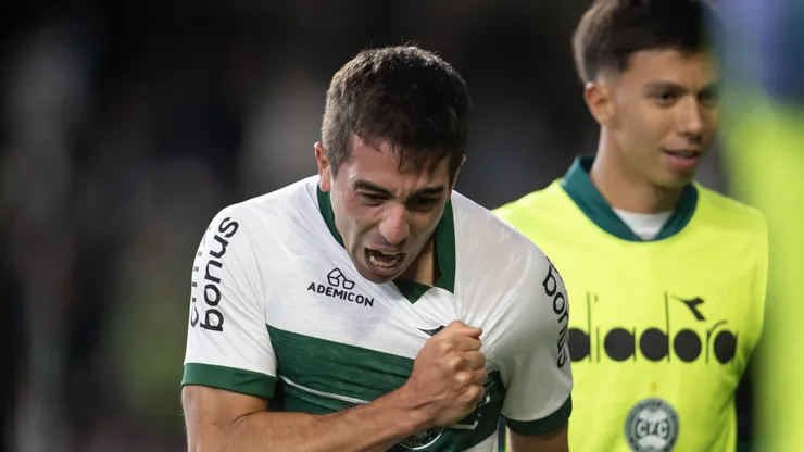 Carlos de Pena jogador do Coritiba comemora seu gol durante partida contra o Avaí no estadio Couto Pereira pelo campeonato Brasileiro B 2025. Foto: Hedeson Alves/AGIF