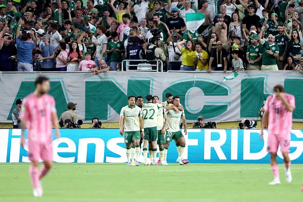 Paulinho, comemora com companheiros de elenco o empate sobre o Inter de Miami no Estádio Hard Rock, na Florida. Foto: Megan Briggs/Getty Images