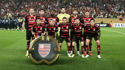 Titulares do Rubro-Negro perfilados em campo antes da estreia. Foto: Gilvan de Souza/Flamengo.