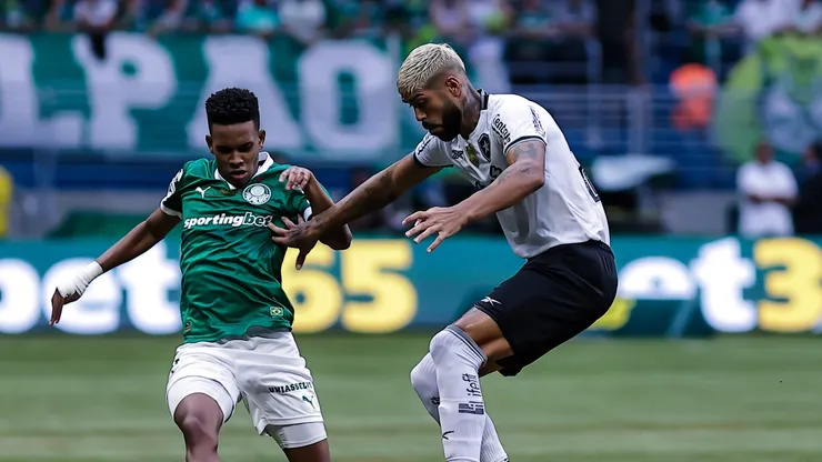 SP - SAO PAULO - 30/03/2025 - BRASILEIRO A 2025, PALMEIRAS X BOTAFOGO - Estevao jogador do Palmeiras disputa lance com Barboza jogador do Botafogo durante partida no estadio Arena Allianz Parque pelo campeonato Brasileiro A 2025.