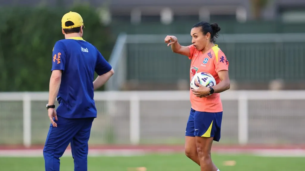 Marta e o técnico Arthur Elias em treinamento na França