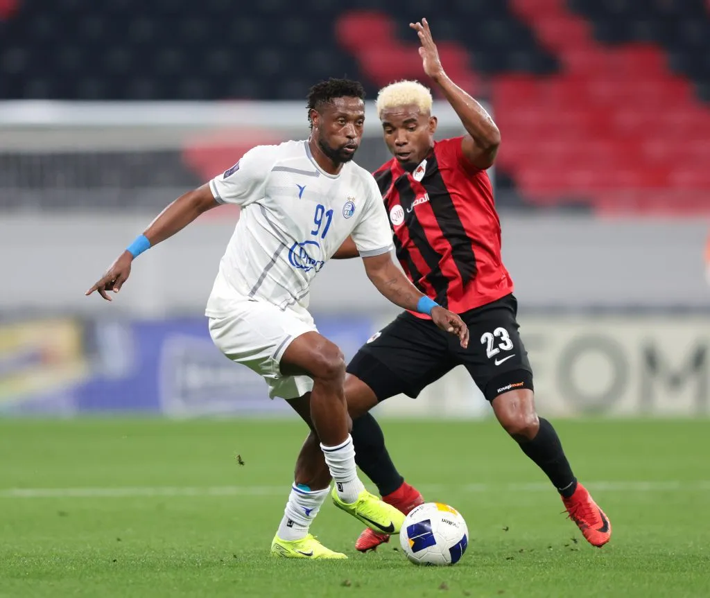 AL RAYYAN, QATAR – FEBRUARY 18: Masoud Juma of Esteghlal is challenged by Thiago Mendes of Al-Rayyan SC during the AFC Champions League Elite match between Al-Rayyan and Esteghlal at Ahmad bin Ali Stadium on February 18, 2025 in Al Rayyan, Qatar. (Photo by Mohamed Farag/Getty Images)