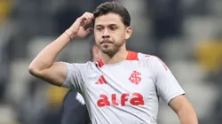 Óscar Romero jogador do Internacional durante aquecimento antes da partida contra o Atlético-MG no estadio Arena MRV pelo campeonato Brasileiro A 2025. Foto: Gilson Lobo/AGIF