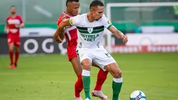 Jogadores de América-MG e CRB disputam a bola. Foto: Sipa US / Alamy Stock Photo