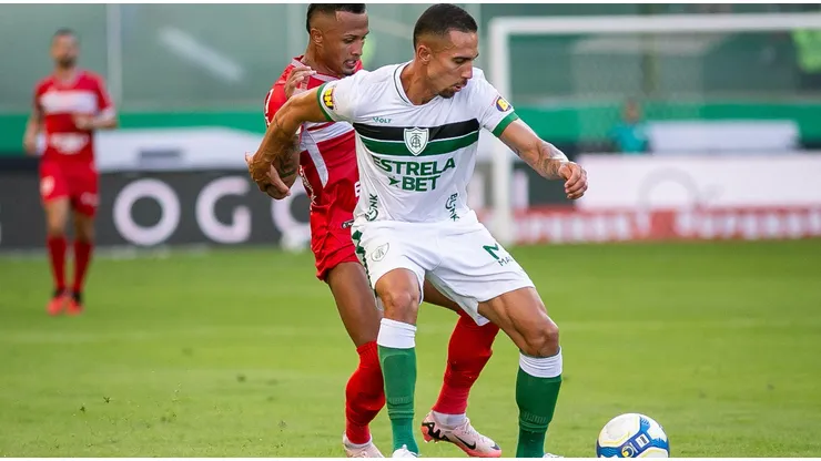 Jogadores de América-MG e CRB disputam a bola. Foto: Sipa US / Alamy Stock Photo